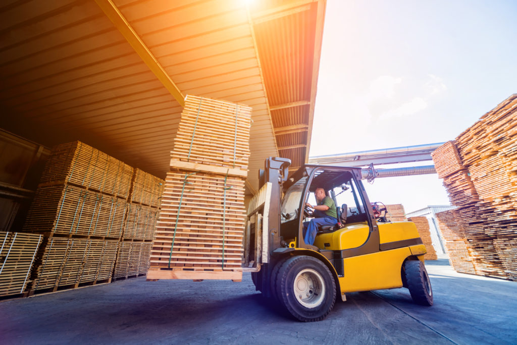 Forklift,Loader,Load,Lumber,Into,A,Dry,Kiln.,Wood,Drying